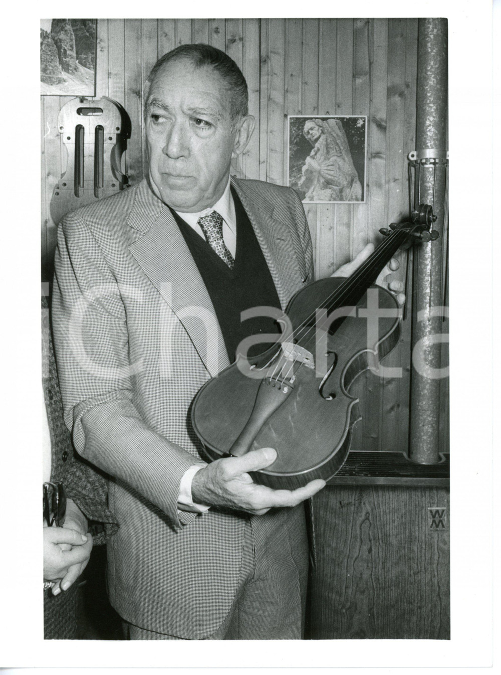 1988 CREMONA Anthony QUINN con un violino tra le mani *Foto 18x24 cm