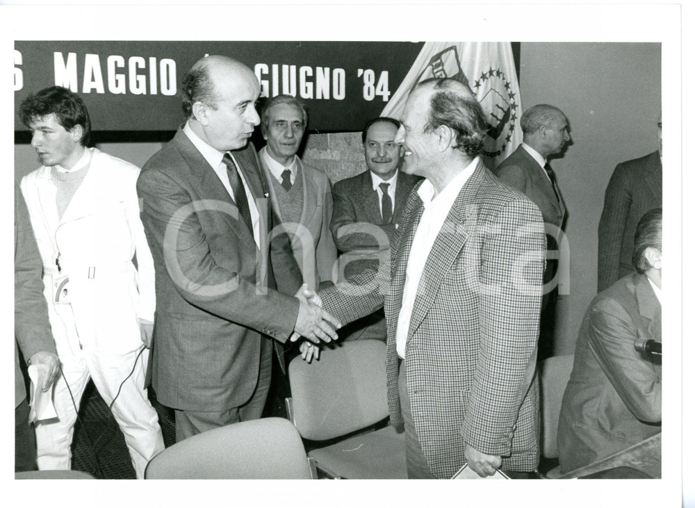 1984 MILANO - DC Ciriaco DE MITA stringe la mano a Giorgio BOCCA *Foto 24x18 cm