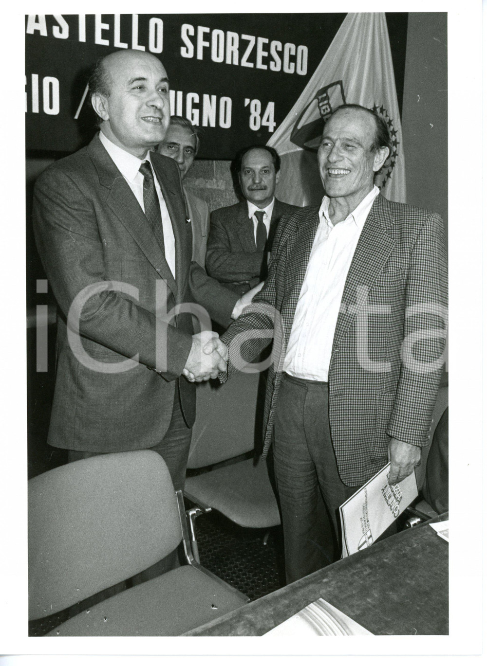 1984 MILANO - DC Ciriaco DE MITA stringe la mano a Giorgio BOCCA *Foto 18x24 cm