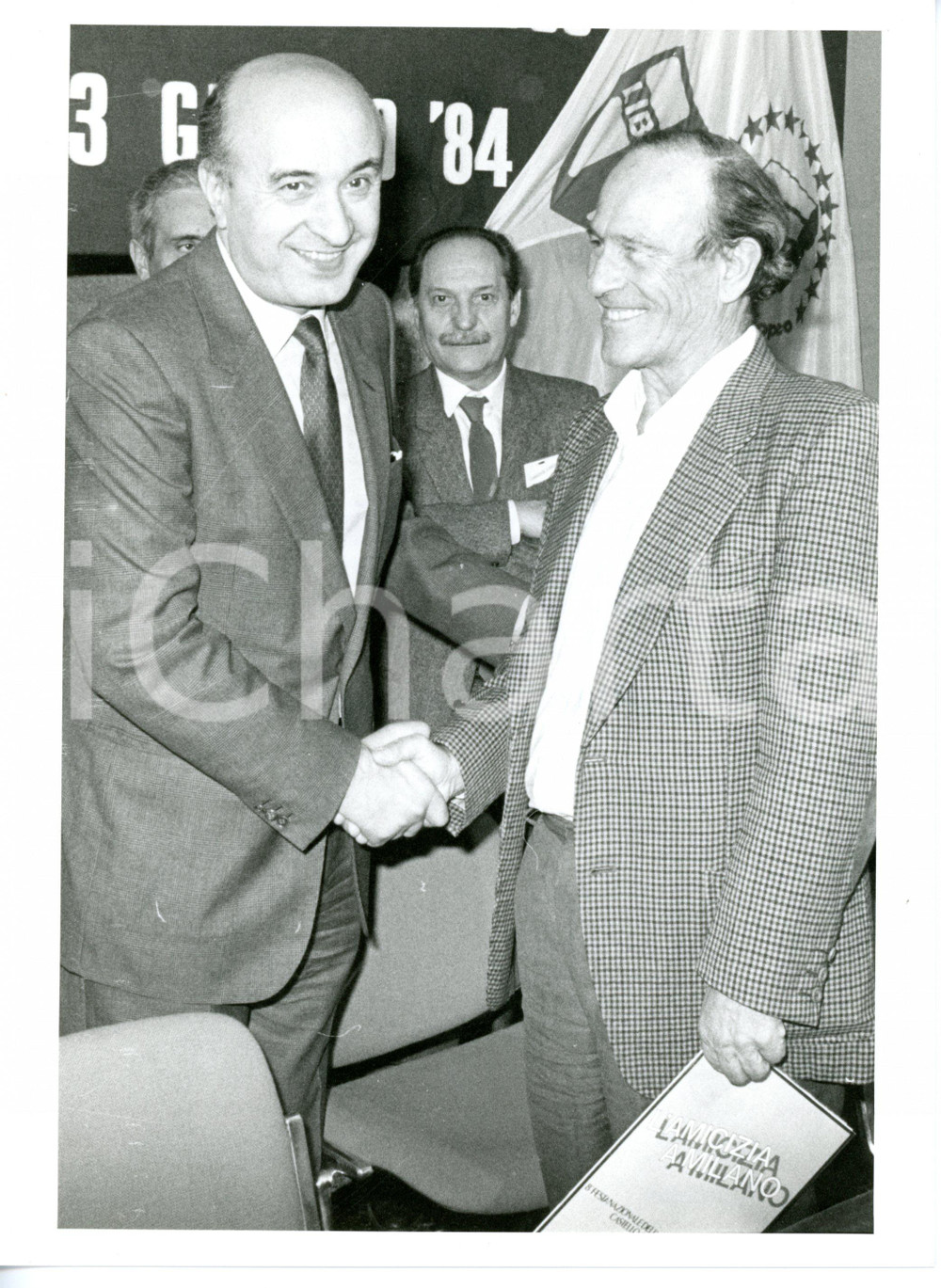 1984 MILANO - DC Ciriaco DE MITA stringe la mano a Giorgio BOCCA - Foto 18x24 cm