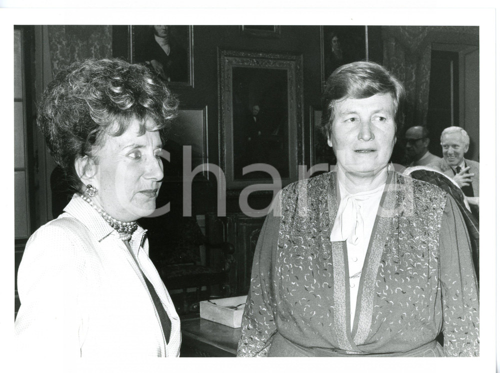 1985 TV "Serata Manzoni" - Ritratto di Tina ANSELMI e Camilla CEDERNA *Foto