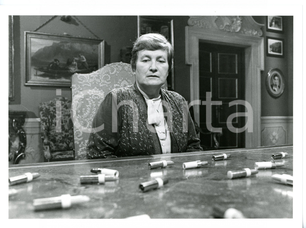 1985 RAI UNO "Serata Manzoni" - Tina ANSELMI osserva collezione di rossetti