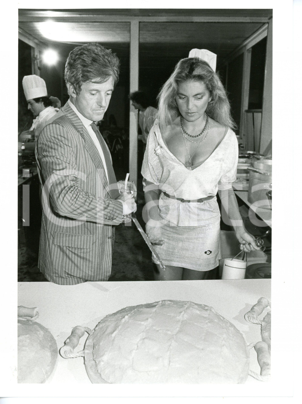 1985 ca COSTUME Mario MARENCO Eleonora VALLONE cucinano polenta - Foto 18x24 cm