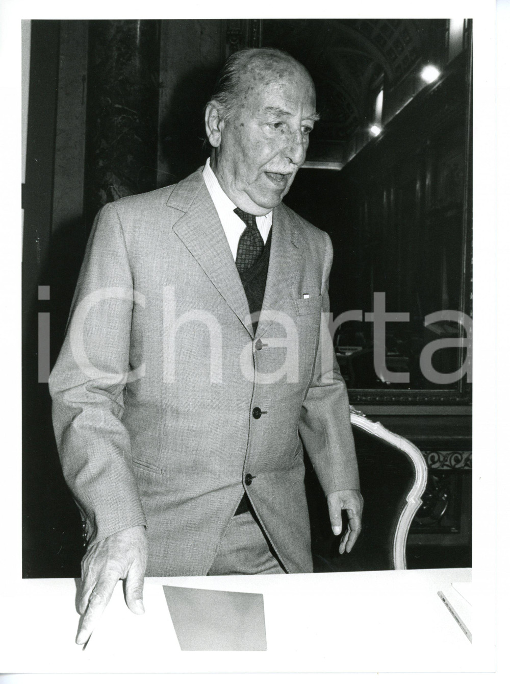 1985 MILANO Ritratto di Valentino BOMPIANI *Foto VINTAGE 18x24 cm