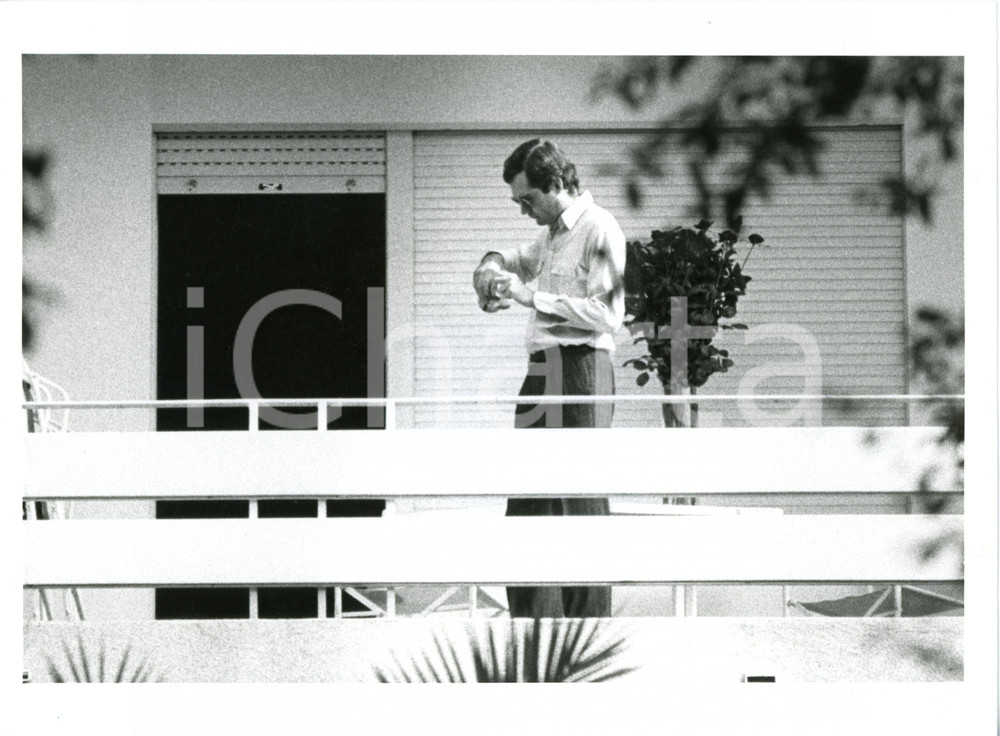 1990 ca COSTUME Massimo GALLERANI fidanzato di MILVA paparazzato in hotel *Foto