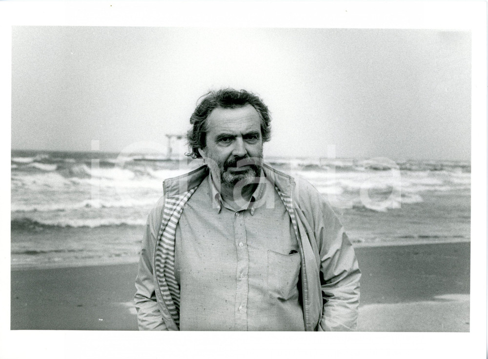 1985 ca CINEMA Ritratto del regista Alain TANNER in spiaggia *Foto 24x18 cm 