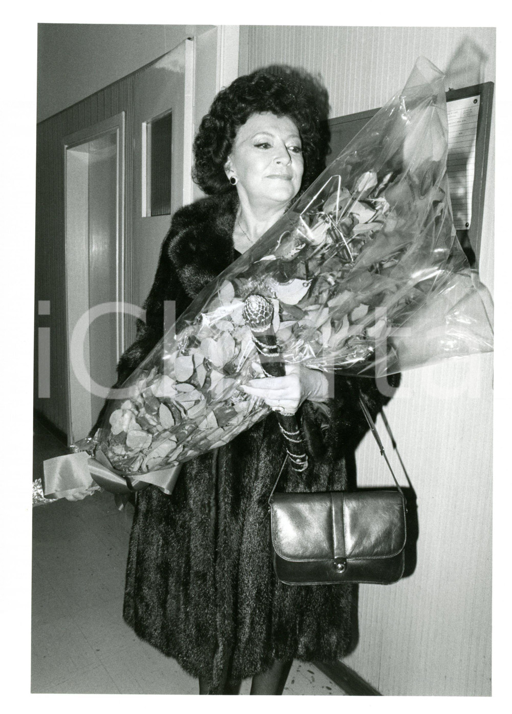 1985 ca COSTUME Ritratto di Nilla PIZZI con omaggio floreale *Foto 18x24 cm