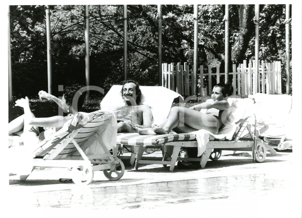 1985 ca COSTUME - RICCHI E POVERI Franco GATTI in piscina *Foto 24x18 cm