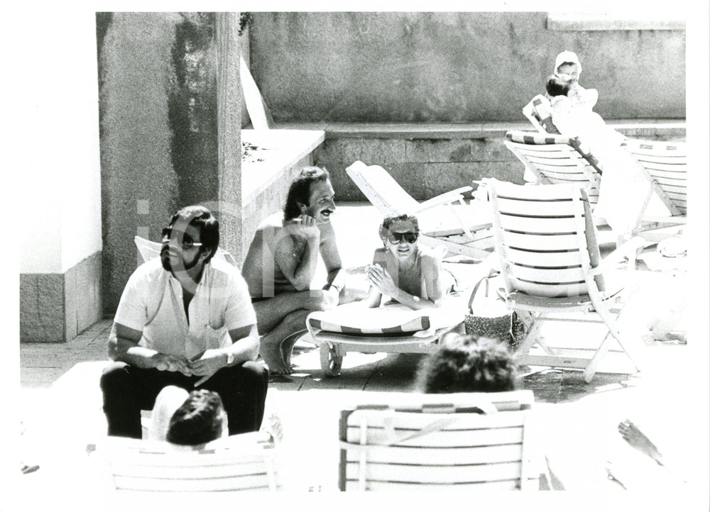 1985 ca COSTUME - RICCHI E POVERI Franco GATTI in piscina *Foto VINTAGE 24x18 cm