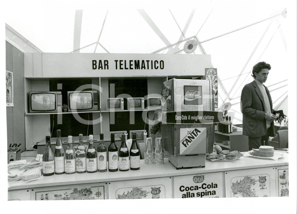 1990 ca ITALIA - COSTUME "Bar telematico" con pubblicità COCA-COLA *Foto VINTAGE
