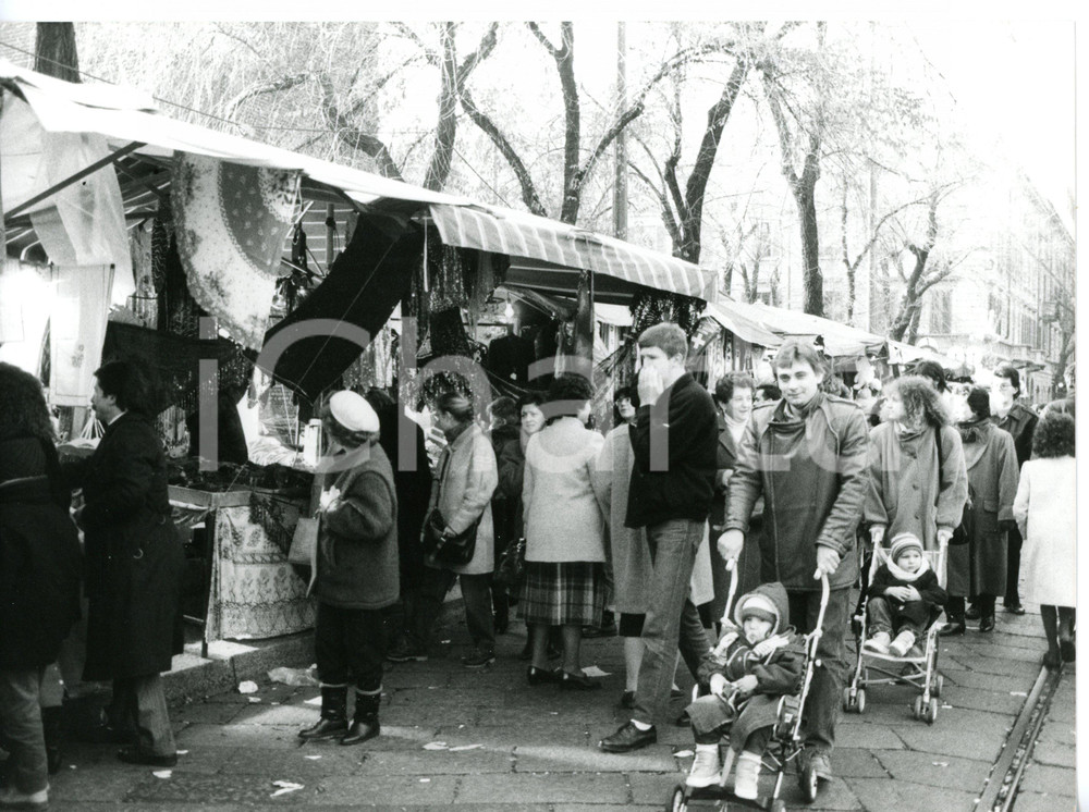 1990 ca ITALIA - COSTUME Folla alle bancarelle durante fiera di paese *Foto