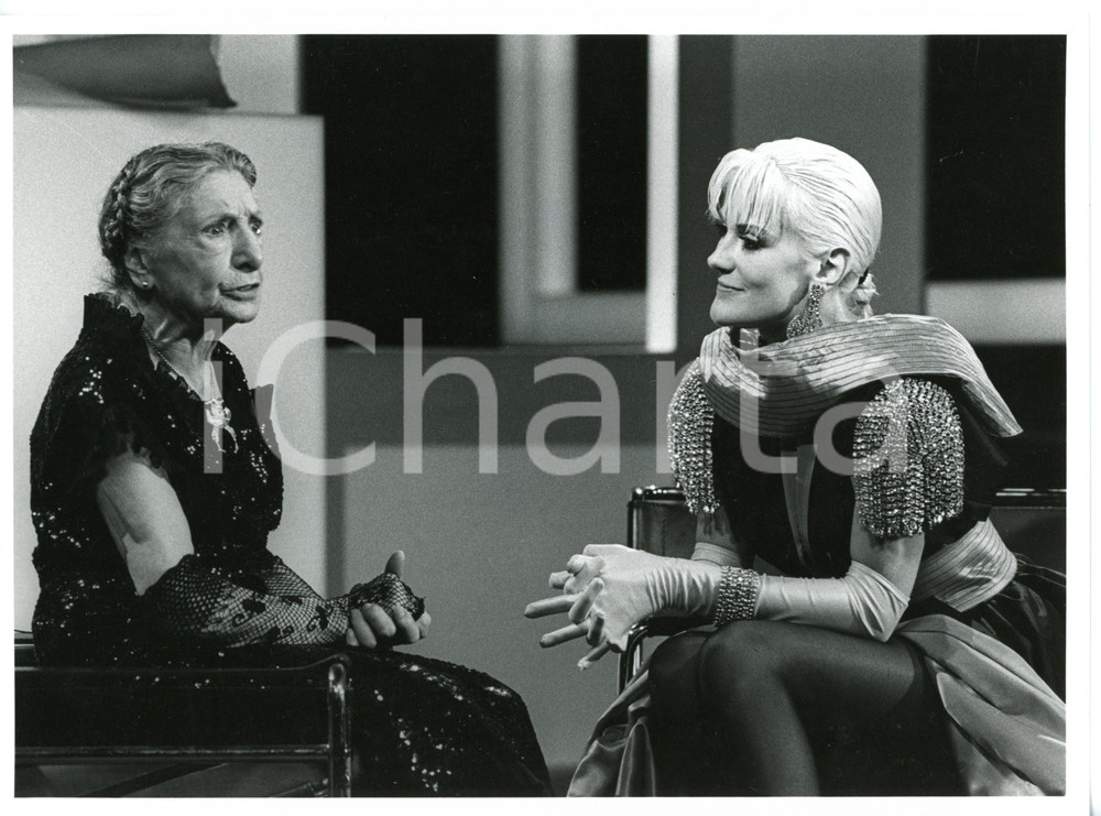 Fotografia d epoca originale 1982 COSTUME Donatella RETTORE e Paola BORBONI durante intervista Foto 24x18 1