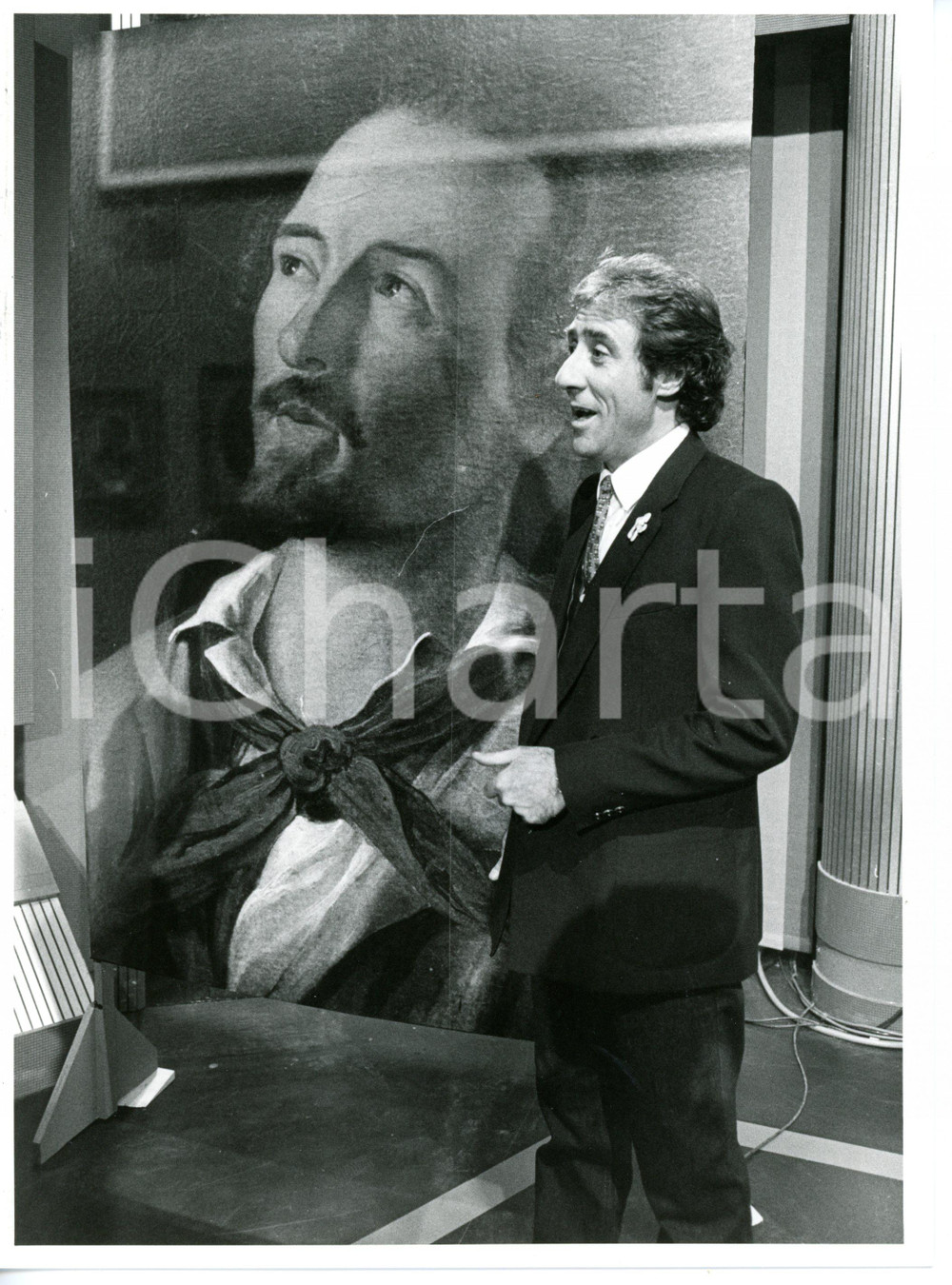 1985 ca COSTUME Gianni MAZZA durante programma TV (1) *Foto VINTAGE 18x24 cm