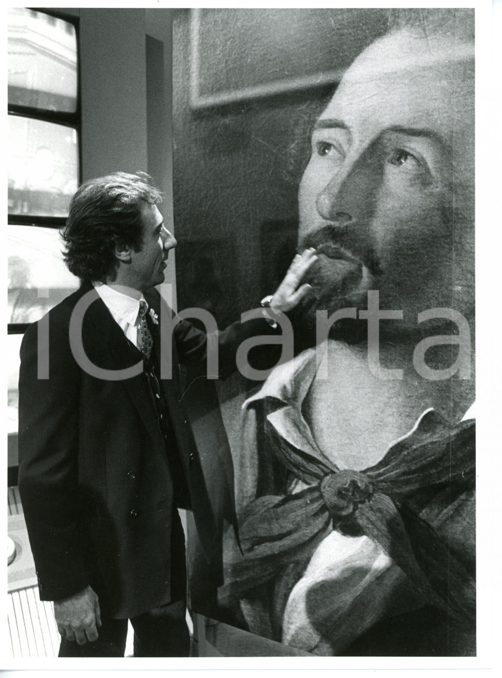 1985 ca COSTUME Gianni MAZZA durante programma TV (2) *Foto VINTAGE 18x24 cm