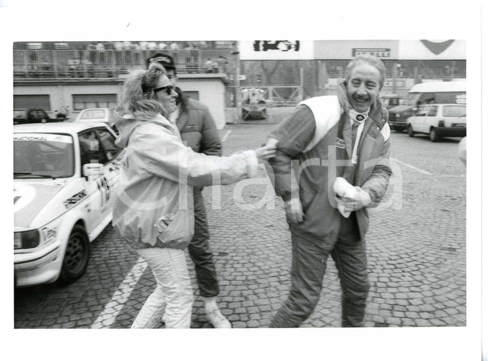 1986 9° RALLY AUTODROMO DI MONZA Marina PERZY scherza con Cristiano MINELLONO