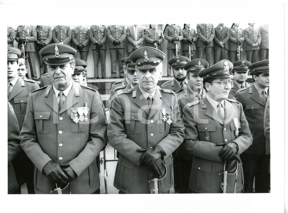 1985 ca ESERCITO ITALIANO Ufficiali di artiglieria durante rivista militare
