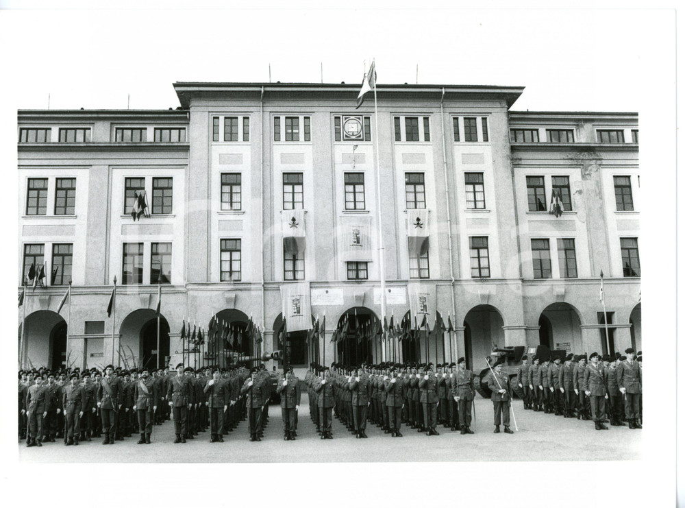 1985 ca ESERCITO ITALIANO Artiglieri sull'attenti davanti a una caserma *Foto 