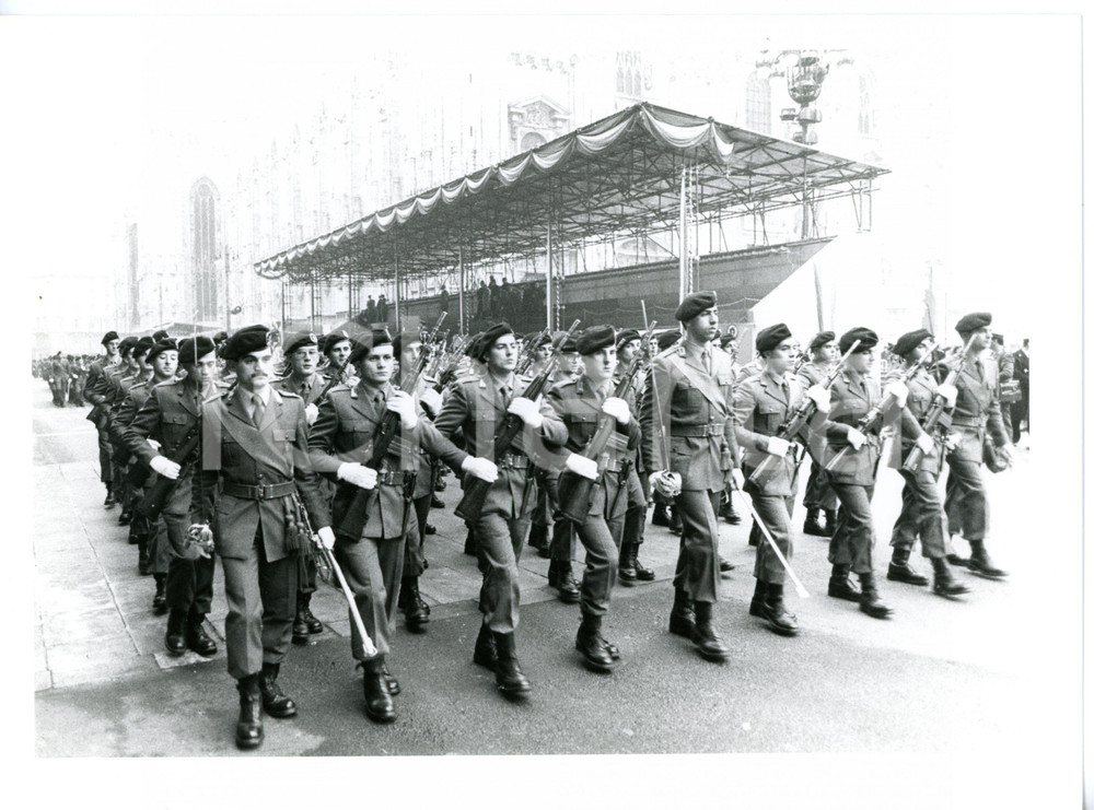 1985 ca DUOMO DI MILANO Artiglieri durante parata militare *Foto 24x18 cm