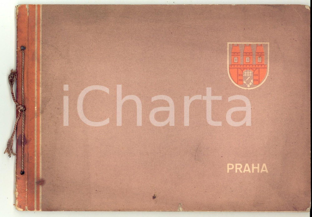 1950 ca PRAHA Album ILLUSTRATO b/n 10 tavole - VINTAGE 18x13 cm Pubblicazione d'epoca in formato album, cartoncino editoriale con cordoncino . Con 10 illustrazioni in b/n.FORMATO: 18x13 cmCONDIZIONI: FAIR (buone condizioni interne, ma tracce d'uso e minima sbrecciatura in copertina)    originale e autentica 1