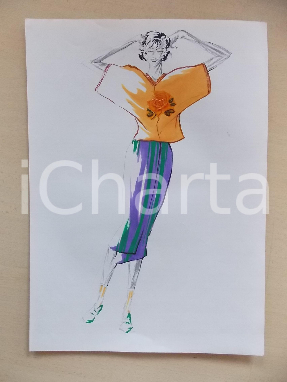 1980 ca MODA DONNA ESTATE Completo gonna e pull corto con rosa - Bozzetto 25x35