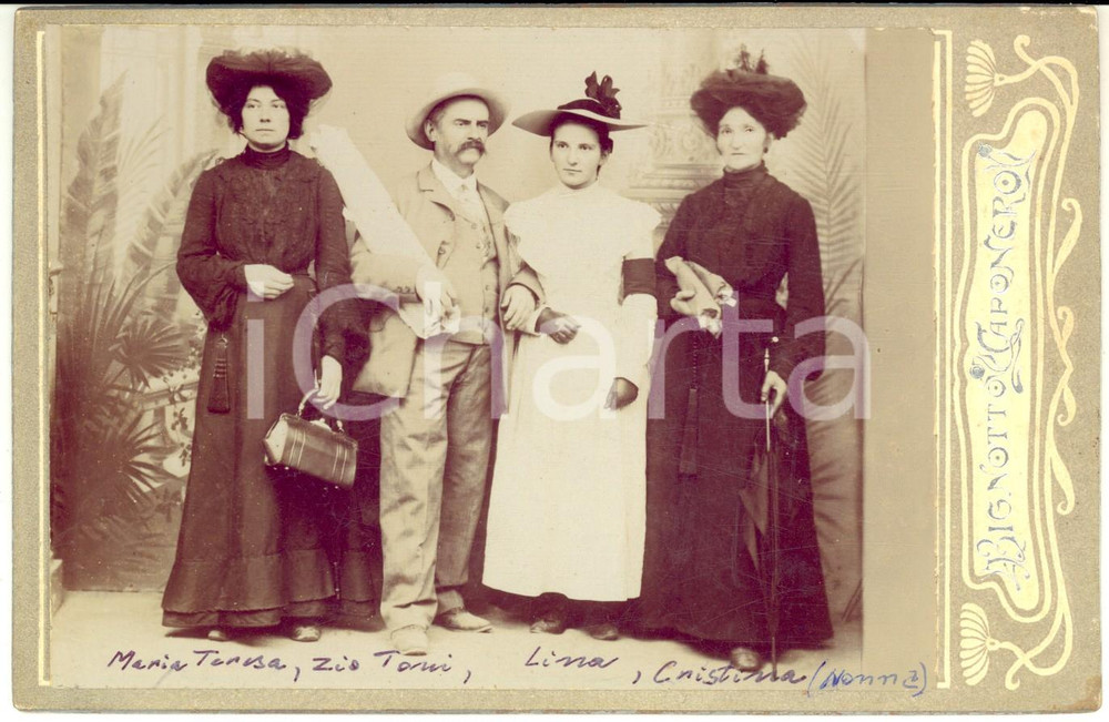 1903 VICENZA Ritratto di famiglia BOTTENE - PIZZATI *Foto BIGNOTTO CAPONERO Fotografia d'epoca, su cartoncino rigido.Sono ritratti: Maria Maddalena Bottene (con il lutto per la morte del padre), Giuseppe Pizzati, Maria Teresa Bottene e Cristina Pizzato. CONDIZIONI: GFORMATO: 17x11 cmFOTOGRAFO: Bignotto Caponero - Vicenza      originale e autentica 1