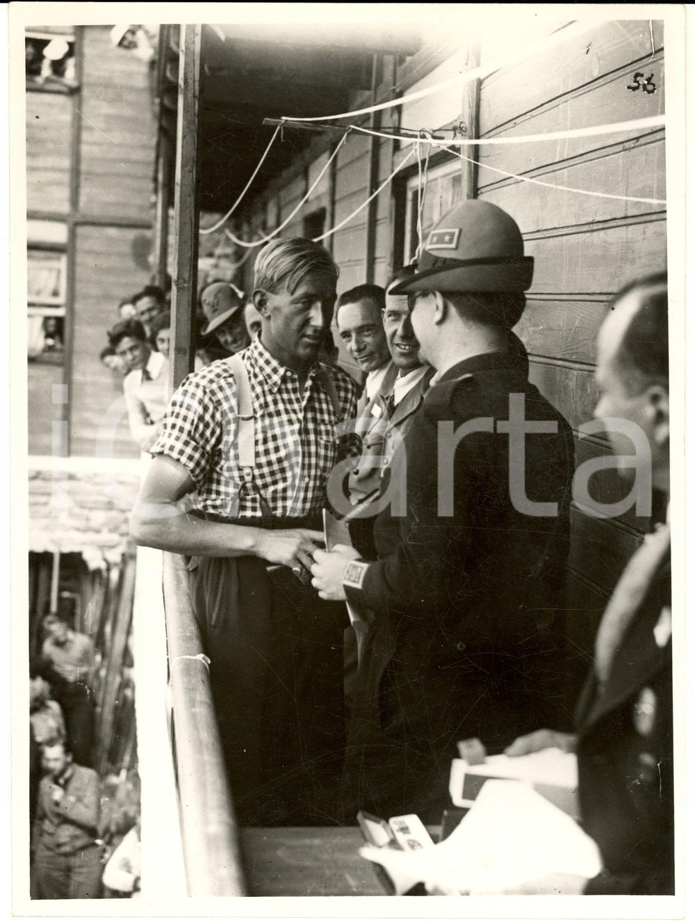 Fotografia d epoca originale 1940 ca SCI ALPINO Sciatore dopo una gara Foto OTTOLENGHI DA STUDIARE 18x24 1