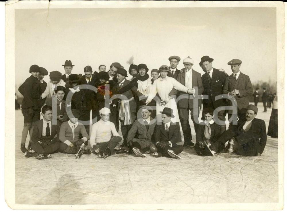 1925 ca LOMBARDIA Gruppo di pattinatori amatoriali su lago ghiacciato *Foto 