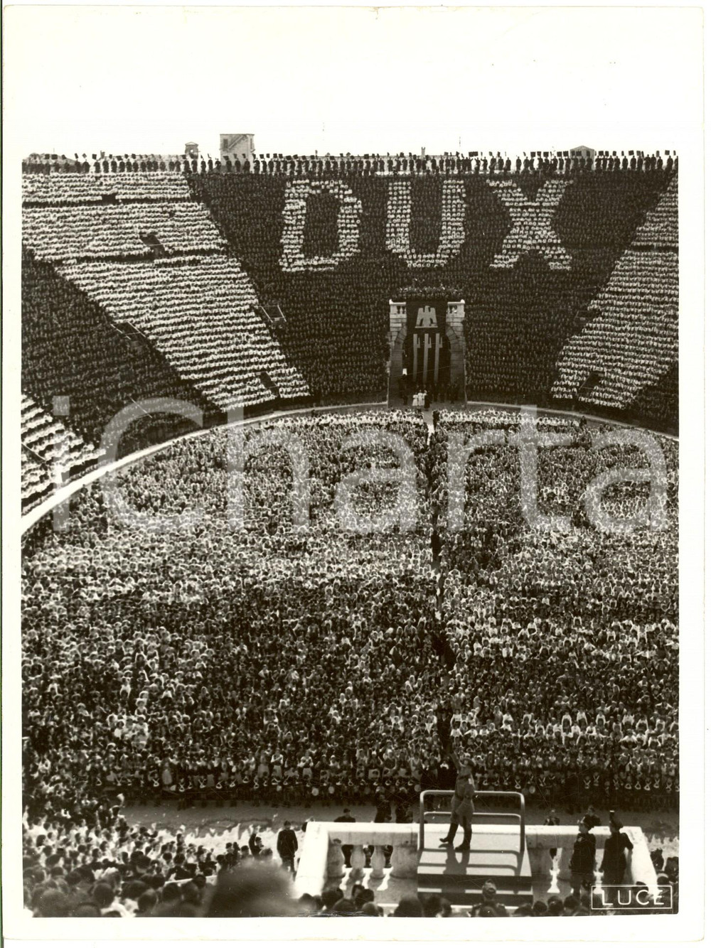 1938 Arena di VERONA Visita Benito MUSSOLINI - Giovani con coreografia DUX Foto Fotografia d'epoca, con didascalia al verso. CONDIZIONI: POOR (piegature marginali e sovraimpressione della didascalia al recto)FORMATO: 18x24 cmFOTOGRAFO: Istituto Luce    originale e autentica 1