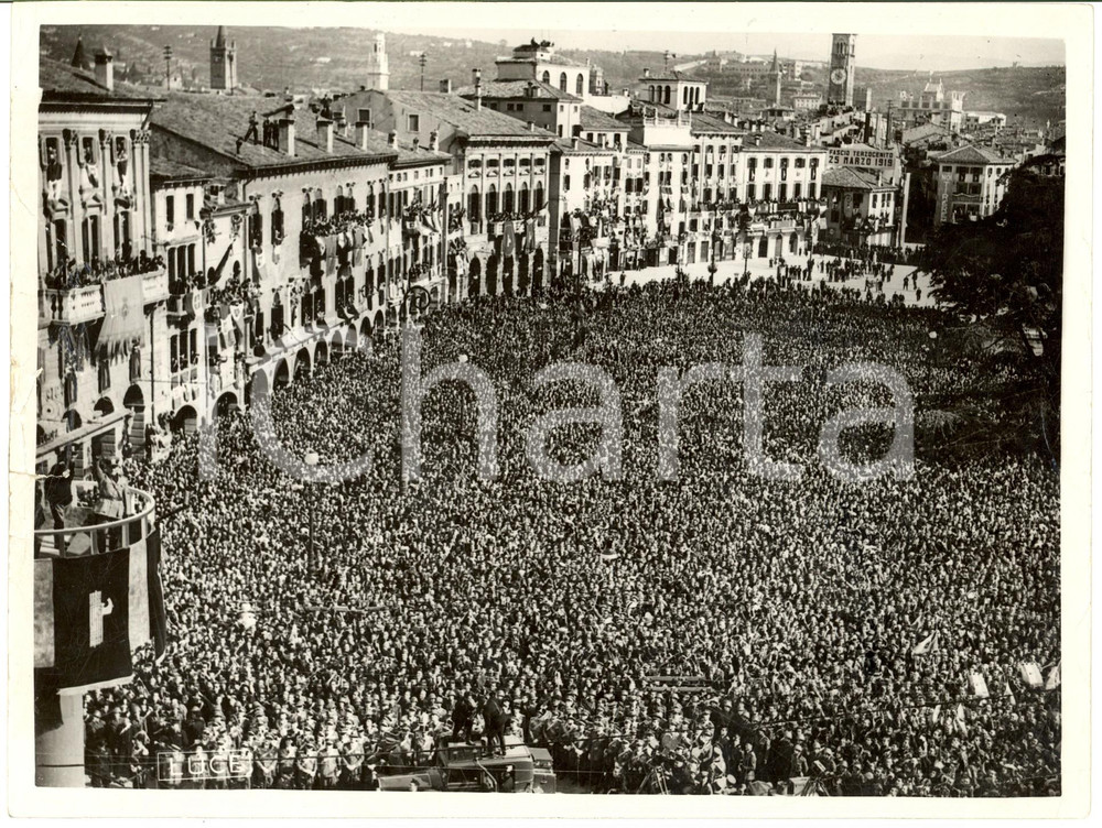 1938 VERONA Visita di Benito MUSSOLINI - Folla in piazza Bra - Foto LUCE