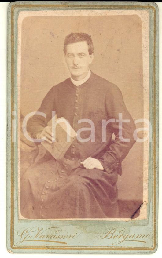 1900 ca BERGAMO Ritratto di giovane sacerdote con Bibbia - Foto G. VAVASSORI CDV
