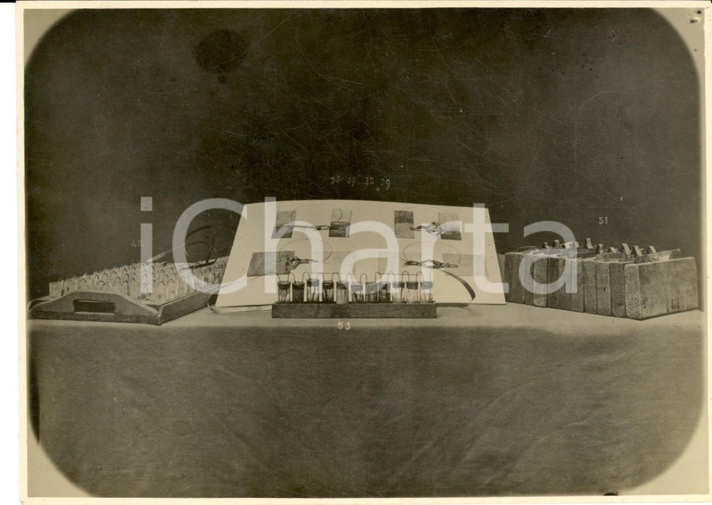 1927 COMO Esposizione Voltiana - Tavolo con apparecchio *Foto 17x12 cm Fotografia d'epoca.  CONDIZIONI: GFOTOGRAFO: Mandelli - ComoFORMATO: 17x12 cm  originale e autentica 1