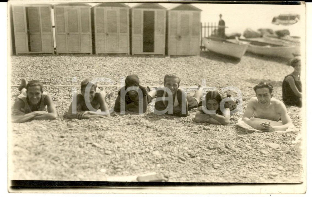 1930 ca LIGURIA - Un gruppo di ragazzi in spiaggia - Foto cartolina VINTAGE