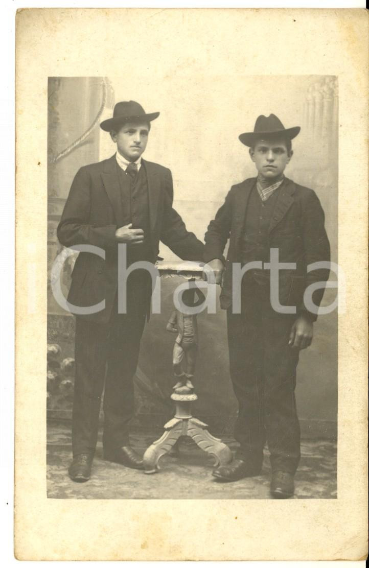 1920 ca LEGNANO Ritratto di due fratelli con tavolino *Foto cartolina G. FERRARI