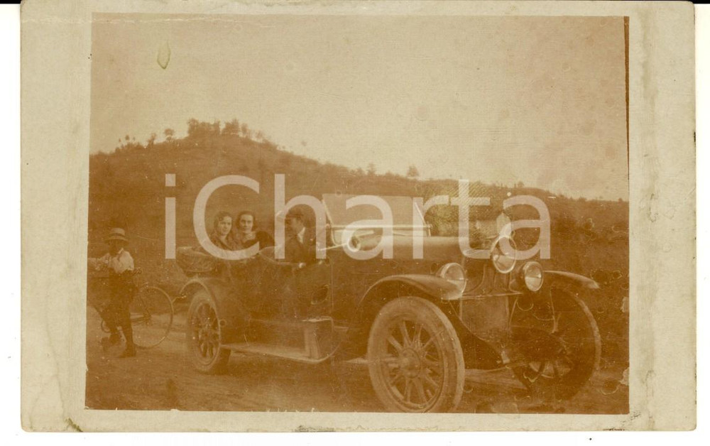 1920 ca LOMBARDIA Ritratto di famiglia in automobile *Foto cartolina DANNEGGIATA