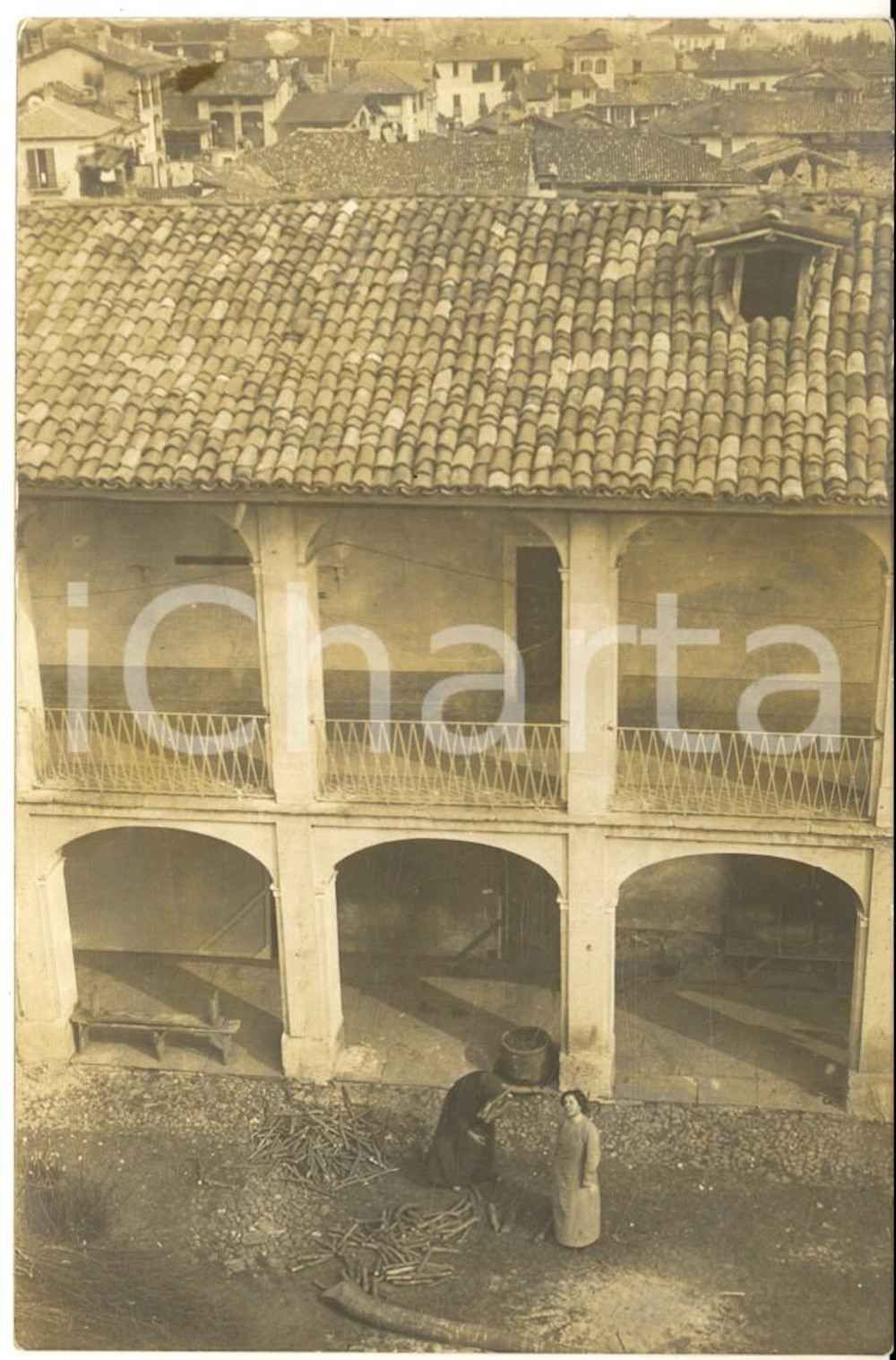 1915 ca LOMBARDIA Donne preparano catasta di legna in cascina - Foto cartolina
