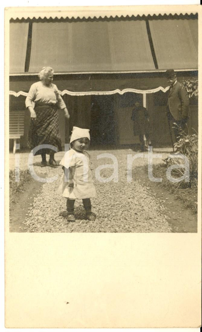 1923 LOMBARDIA (?) Villino OLIMPIA - Bambina con i nonni *Foto cartolina VINTAGE Fotografia d'epoca, in formato cartolina postale.  CONDIZIONI: G      originale e autentica 1