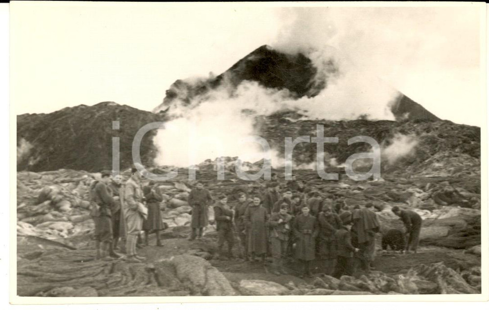 1940 ca VESUVIO Gruppo di ufficiali in escursione al vulcano - Foto cartolina