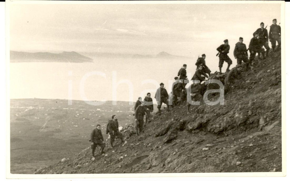 1940 ca VESUVIO Gruppo di ufficiali in salita verso il cratere - Foto cartolina