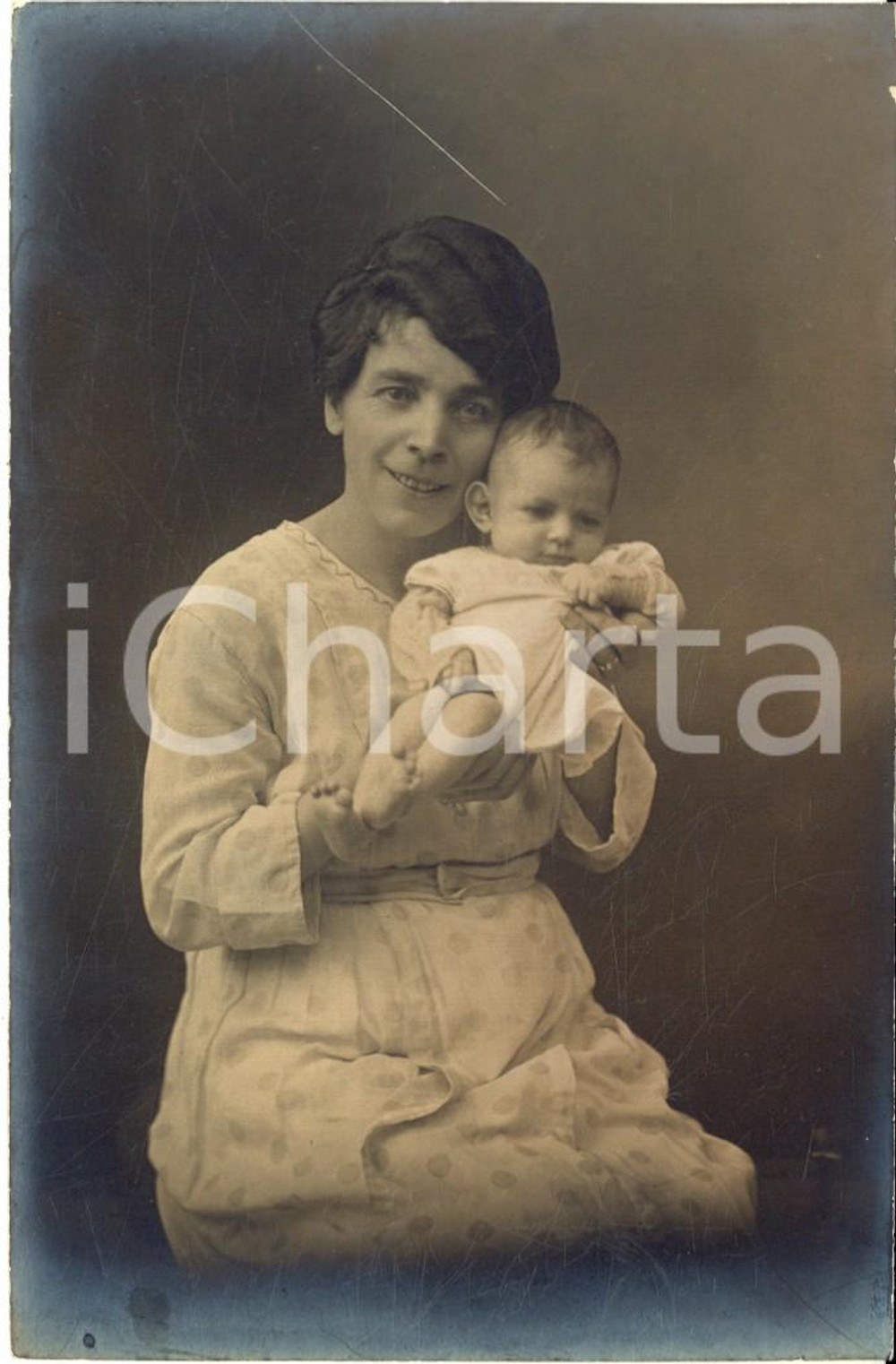 1920 ca ITALIA Ritratto di donna con bambino di pochi mesi - Foto cartolina