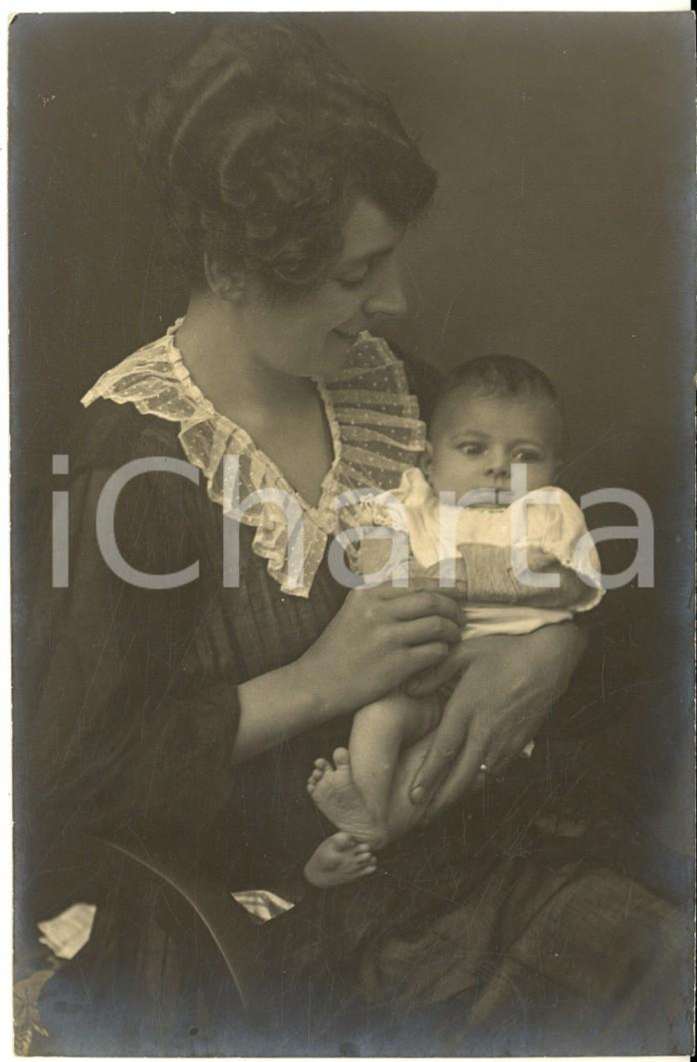 1920 ca ITALIA Ritratto di donna con neonato in braccio - Foto cartolina Fotografia d'epoca, in formato cartolina postale. CONDIZIONI: G   originale e autentica 1