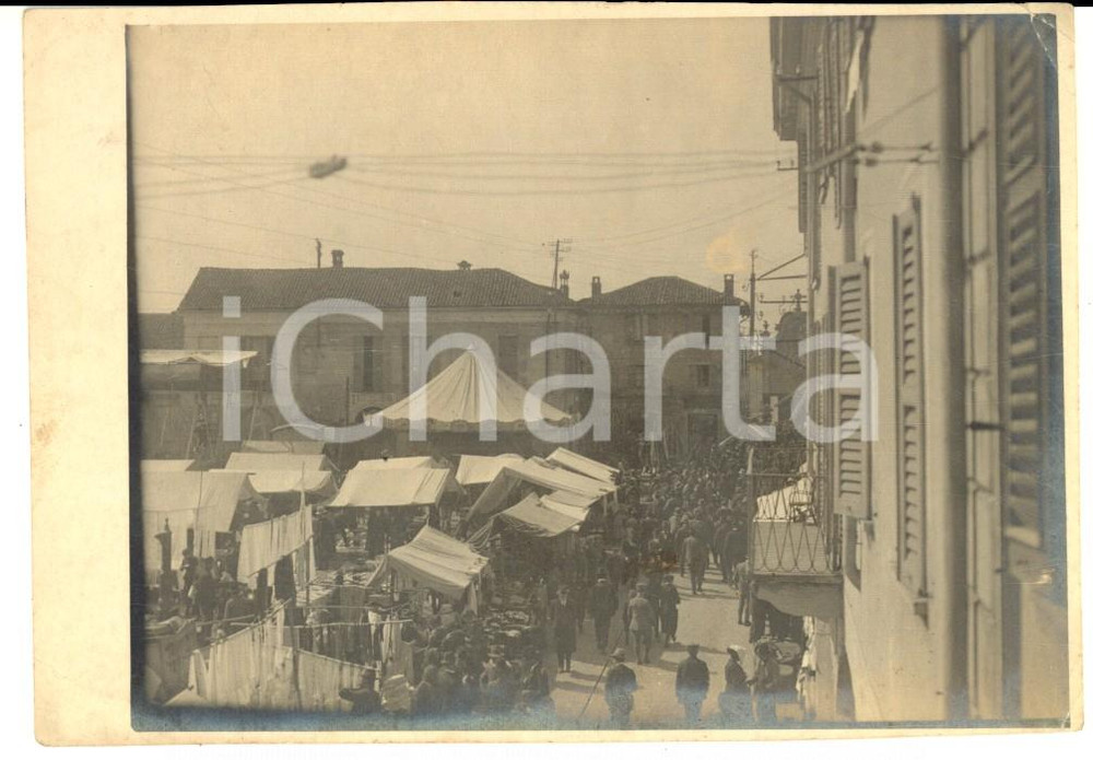 1920 ca s. l. ITALIA (?) Fiera in piazza con bancarelle e giostra - Foto 12x8 cm