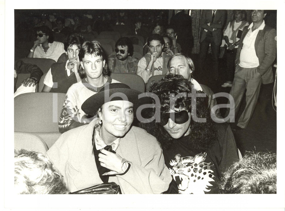 1985 ca COSTUME Loredana BERTÈ con Renato ZERO in platea *Foto VINTAGE 24x18