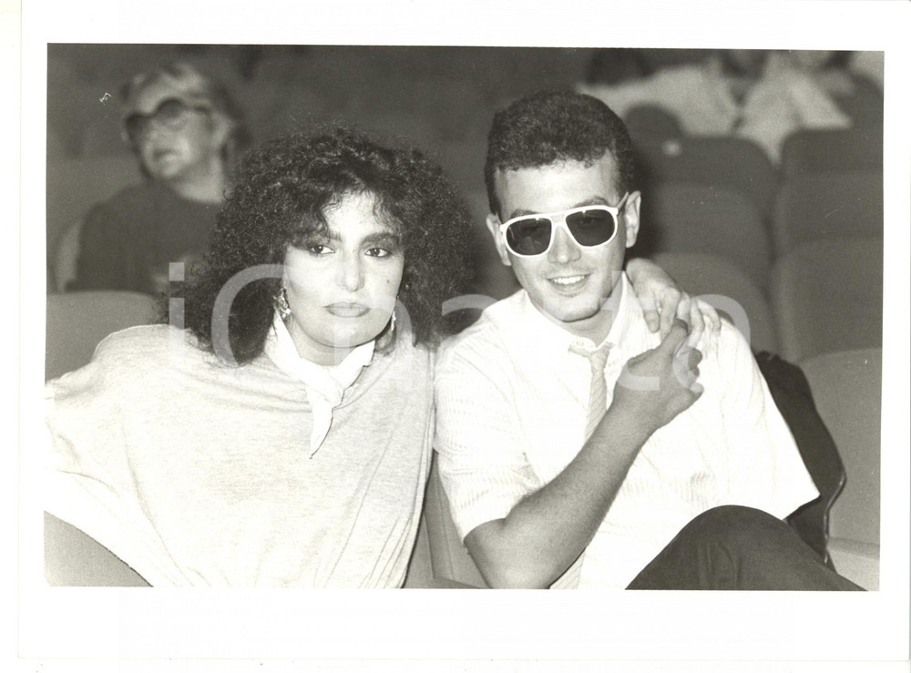 1985 ca COSTUME Loredana BERTÈ con Enrico RUGGERI in platea *Foto VINTAGE 24x18