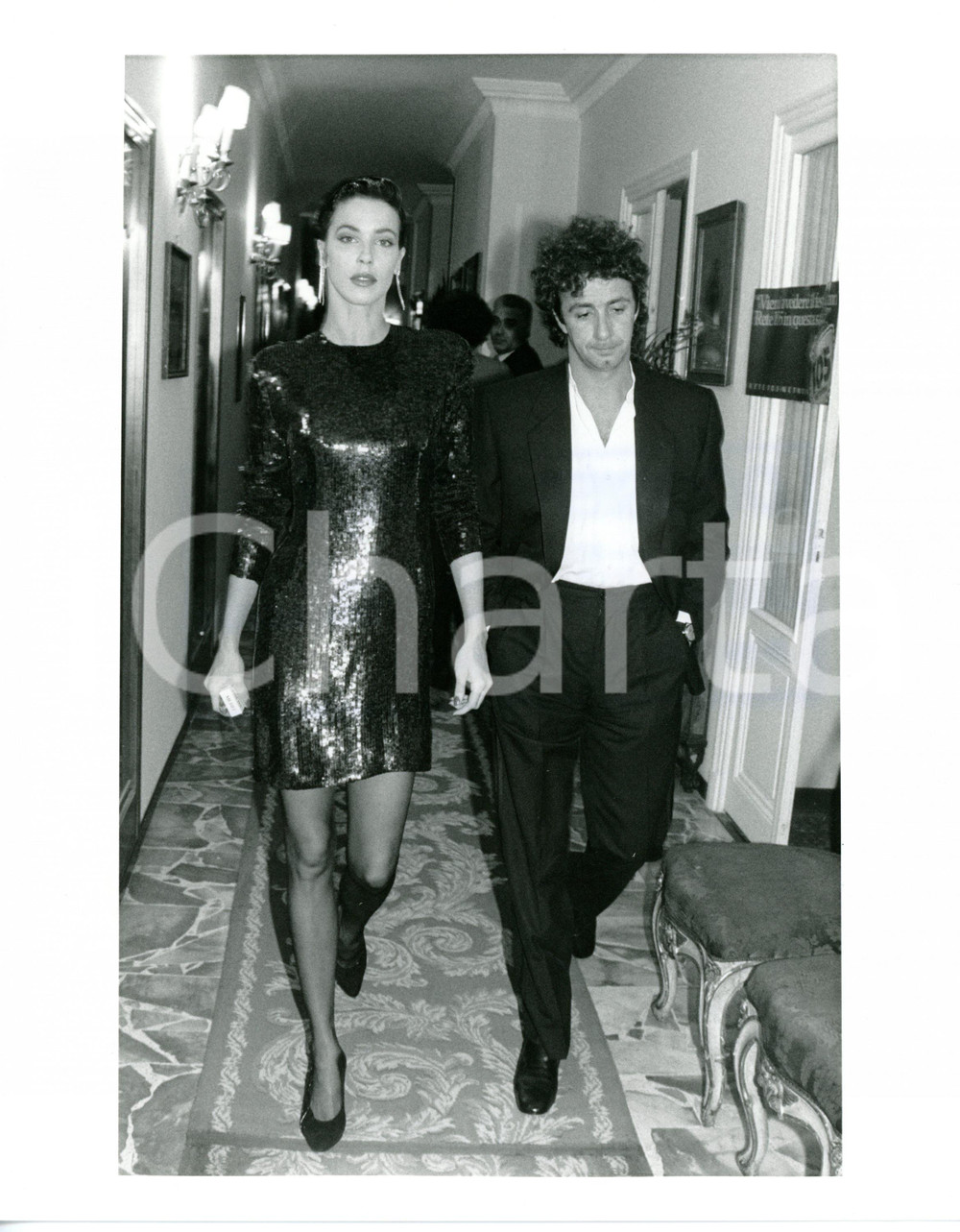 1985 ca COSTUME Francesco NUTI con Clarissa BURT durante serata di gala FOTO Fotografia di agenzia. CONDIZIONI: G (ma timbro al verso lievemente sovraimpresso)FORMATO: 20x25 cm     originale e autentica 1