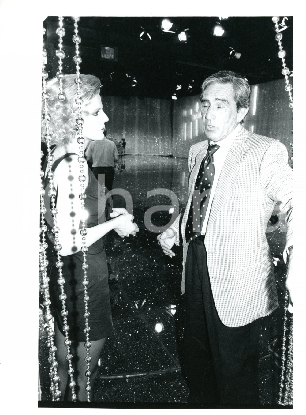 1985 ca IL CAPPELLO SULLE VENTITRÉ Walter CHIARI con Patrizia CASELLI *Foto