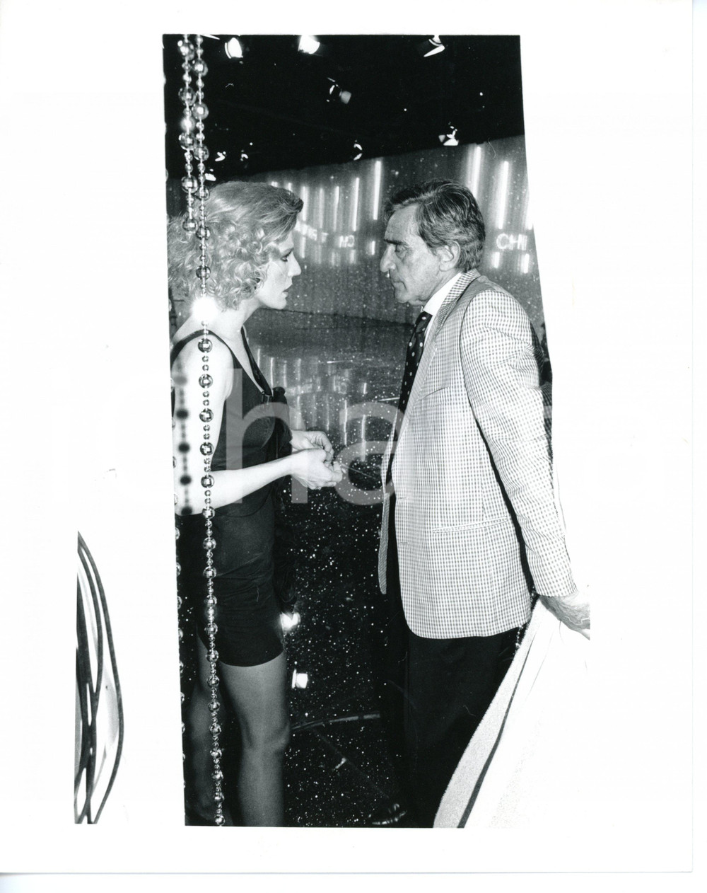 1985 ca IL CAPPELLO SULLE VENTITRÉ Walter CHIARI con Patrizia CASELLI (3) *Foto