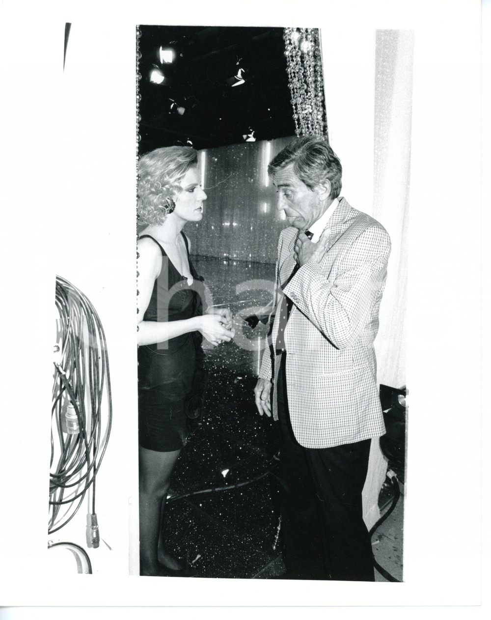 1985 ca IL CAPPELLO SULLE VENTITRÉ Walter CHIARI con Patrizia CASELLI (4) *Foto