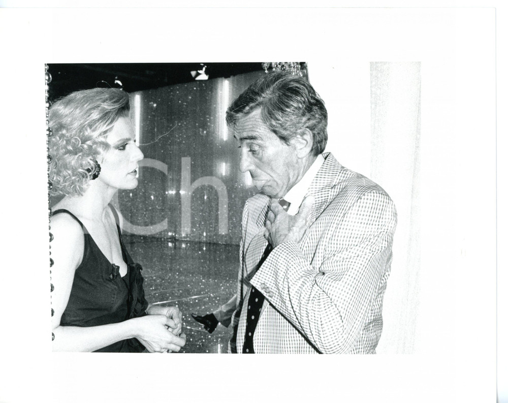 1985 ca IL CAPPELLO SULLE VENTITRÉ Walter CHIARI con Patrizia CASELLI (8) Foto Fotografia di agenzia. CONDIZIONI: FAIR (difetto di stampa al margine sinistro)FORMATO: 25x20 cm  originale e autentica 1
