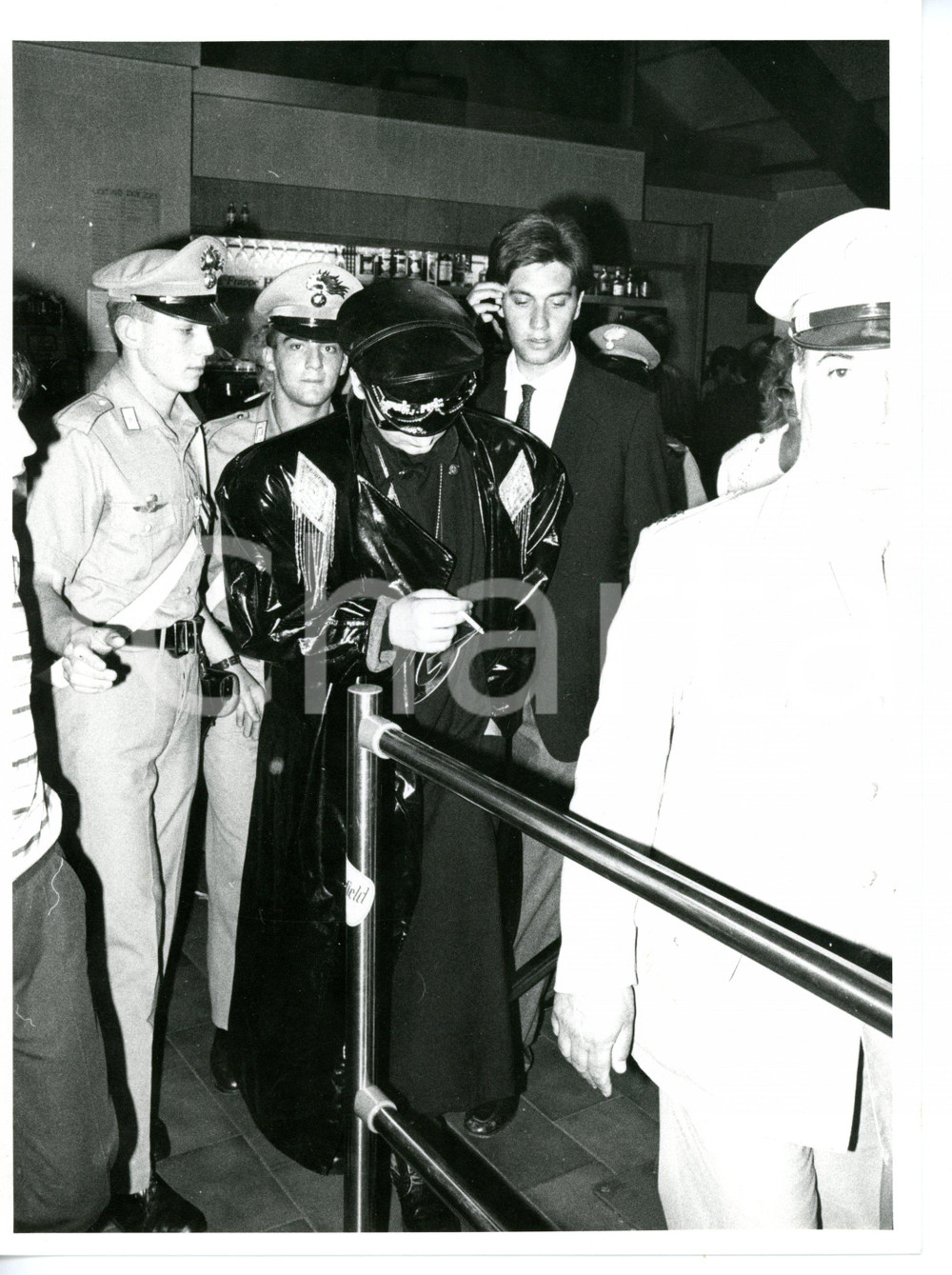 1985 ca COSTUME Ritratto di BOY GEORGE vestito da poliziotto *Foto 18x24 cm