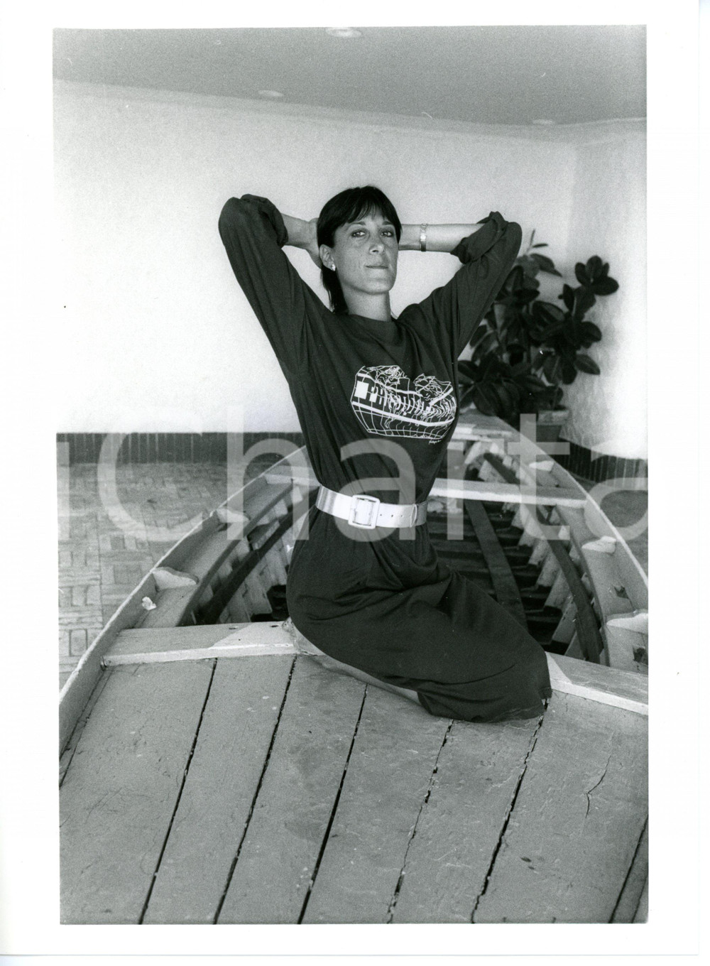 1985 ca CINEMA L'attrice Marina CONFALONE posa su una barca *Foto 18x24 cm